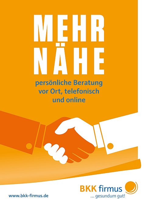 Das Plakat zeigt zwei Hände, die sich schütteln, darunter der Text MEHR NÄHE und die Kontaktinformationen der BKK firmus.