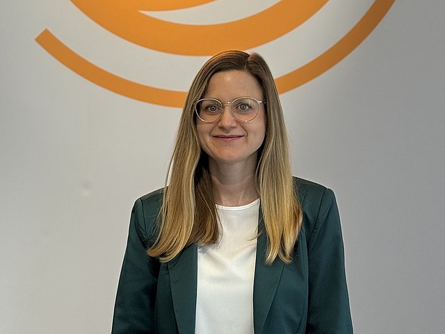 Tanja Dorenkamp vor dem BKK Logo