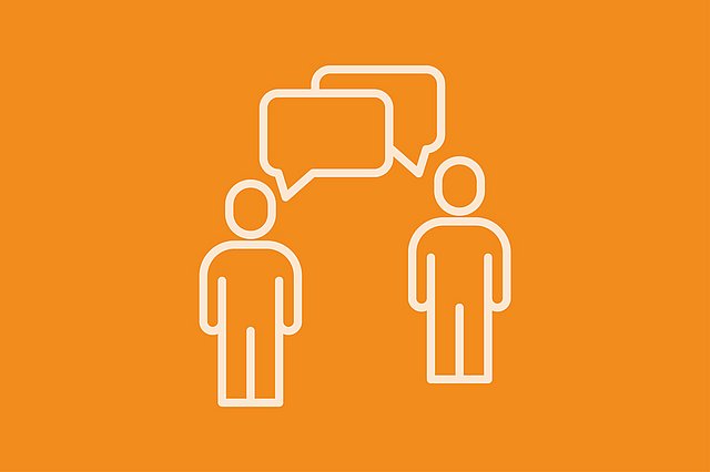 Zwei einfache orangefarbene Strichzeichnungen von Personen, die einander gegenüberstehen und über deren Köpfen sich Sprechblasen überlappen, was auf ein Gespräch oder eine Kommunikation hindeutet, vor einem hellbeigen Hintergrund.