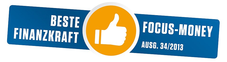 Button finanzstärkster Dienstleister Blaues Abzeichen mit weißem Daumen-hoch-Symbol und Text: Beste Finanzkraft, Focus-Money, Ausg. 34/2013.