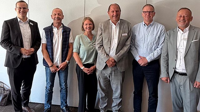 Freuen sich über die anstehende Fusion: (von rechts) Dirk Harrer (Vorstand der BKK firmus), Dr. Torsten Knappe (Vorsitzender des Verwaltungsrats bei der BKK firmus), Michael Braun (Vorstand der BKK Rieker • RICOSTA • Weisser), Diana Handloser (stellv. Vorständin der BKK Rieker • RICOSTA • Weisser), André Lücke (stellv. Vorsitzender des Verwaltungsrats bei der BKK firmus) und Dominik Weymann (stellv. Vorstand der BKK firmus).