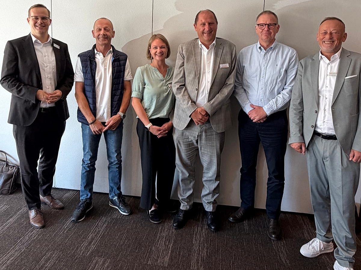 Freuen sich über die anstehende Fusion: (von rechts) Dirk Harrer (Vorstand der BKK firmus), Dr. Torsten Knappe (Vorsitzender des Verwaltungsrats bei der BKK firmus), Michael Braun (Vorstand der BKK Rieker • RICOSTA • Weisser), Diana Handloser (stellv. Vorständin der BKK Rieker • RICOSTA • Weisser), André Lücke (stellv. Vorsitzender des Verwaltungsrats bei der BKK firmus) und Dominik Weymann (stellv. Vorstand der BKK firmus).