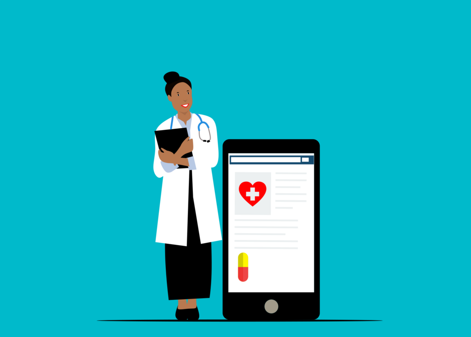 Eine Ärztin mit Klemmbrett steht neben einem großen Smartphone, das eine Gesundheits-App anzeigt.
