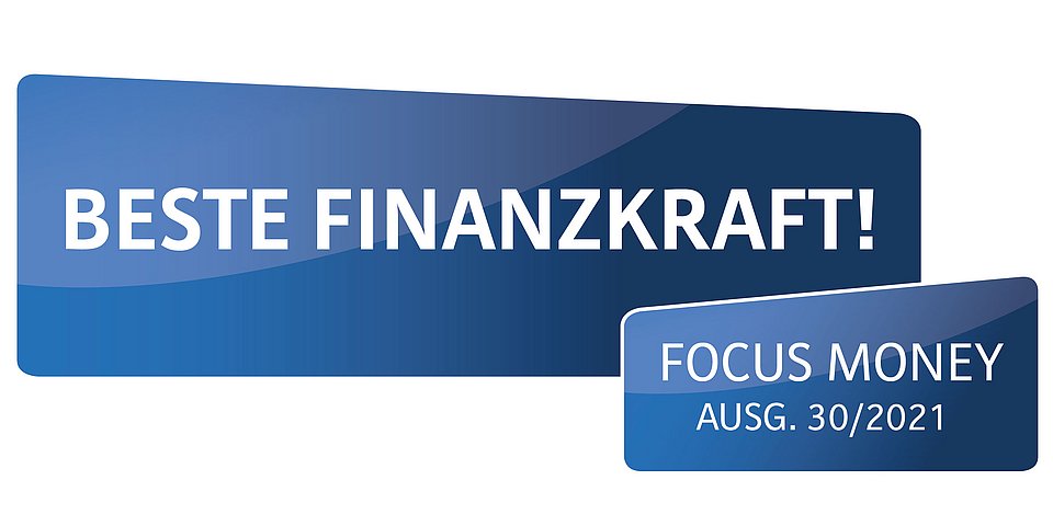 Blaue Grafik mit Text: BESTE FINANZKRAFT! FOCUS MONEY AUGS. 30/2021 in weißer Schrift.