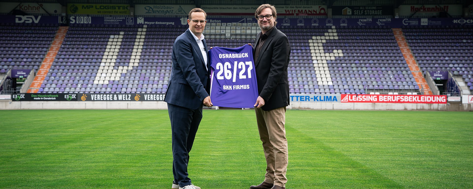 Freuen sich auf die gemeinsame Kooperation: Dominik Weymann, stellvertretender Vorstand der BKK firmus, und Dr. Michael Welling, Geschäftsführer des VfL Osnabrück.