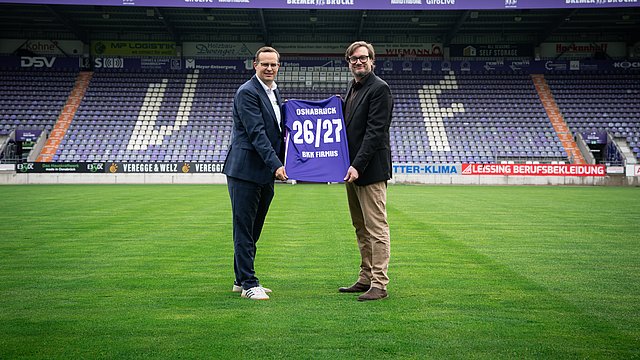 Freuen sich auf die gemeinsame Kooperation: Dominik Weymann, stellvertretender Vorstand der BKK firmus, und Dr. Michael Welling, Geschäftsführer des VfL Osnabrück.