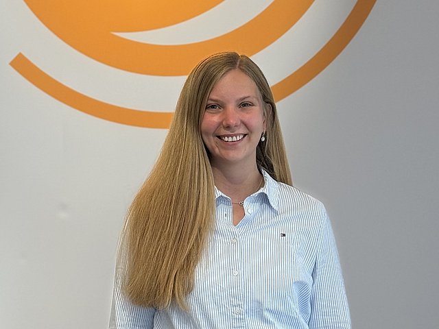 Larissa Möller vor dem BKK Logo