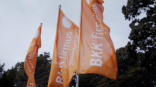 Fahnen der BKK firmus wehen im Wind