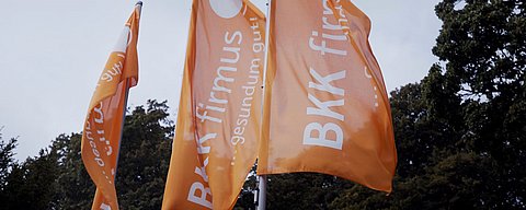 Fahnen der BKK firmus wehen im Wind