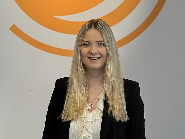 Vanessa Niemeyer vor dem BKK Logo