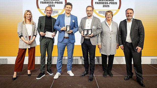 Sechs Personen bei der Verleihung des deutschen Fairness-Preises.