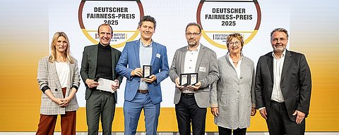 Sechs Personen bei der Verleihung des deutschen Fairness-Preises.