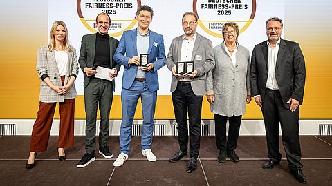 Sechs Personen bei der Verleihung des deutschen Fairness-Preises.