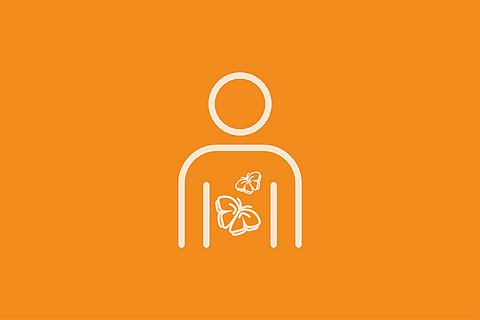 Der orangefarbene Umriss einer Person mit Schmetterlingssymbolen im Brustbereich, die das Gefühl von Schmetterlingen im Bauch symbolisieren, auf hellbeigem Hintergrund.