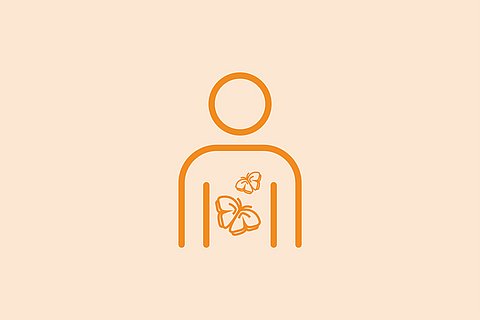 Der orangefarbene Umriss einer Person mit Schmetterlingssymbolen im Brustbereich, die das Gefühl von Schmetterlingen im Bauch symbolisieren, auf hellbeigem Hintergrund.