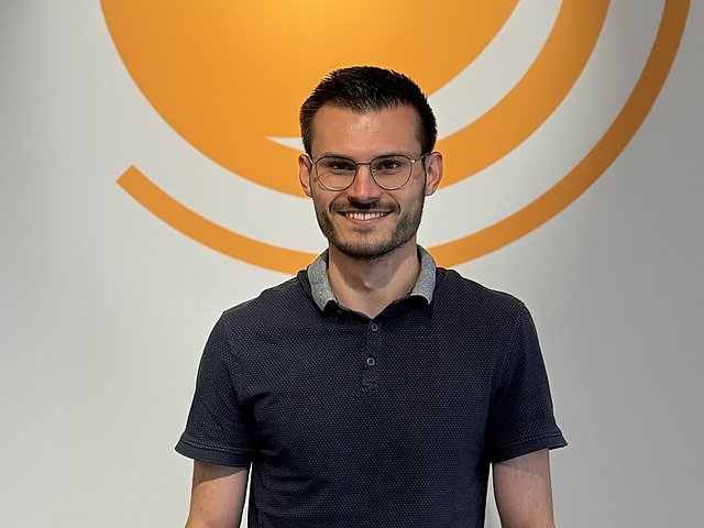 Pascal Kienemann vor dem BKK Logo