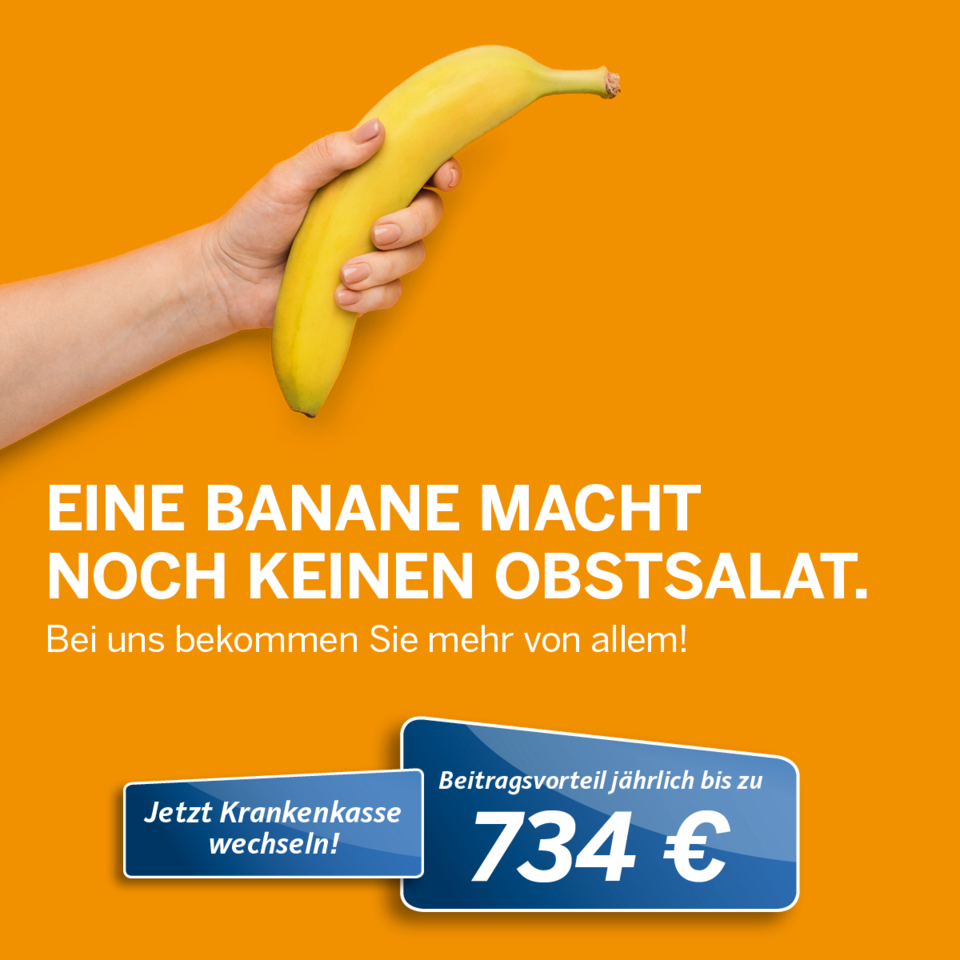 Eine Hand hält eine Banane auf einem orangefarbenen Hintergrund mit deutschem Krankenversicherungs-Anzeigentext und einer Kosteneinsparungsgrafik.