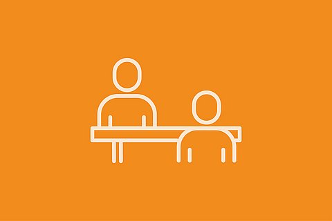 Orangefarbene Strichzeichnung von zwei Personen, die sich an einem Tisch gegenüber sitzen, vor einem hellbeigen Hintergrund.