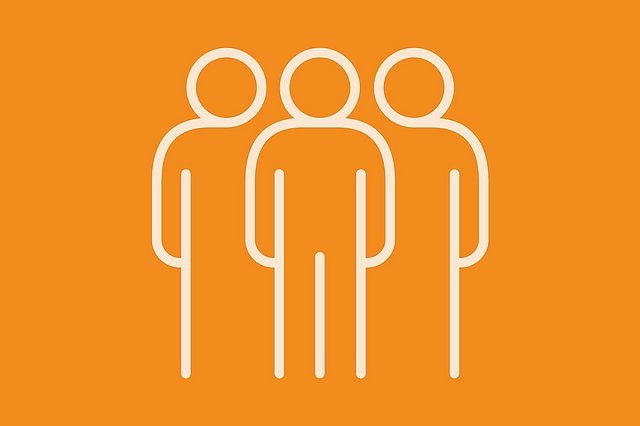 Drei einfache, stilisierte Menschenfiguren, die nebeneinander auf einem hellbeigen Hintergrund stehen, mit orangefarbenem Umriss.