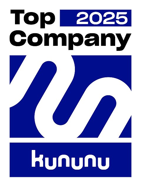 kununu Top Company 2025 Ein blau-weißes Abzeichen mit der Aufschrift Top Company 2025 kununu mit fetter Schrift und abstrakten Formen.