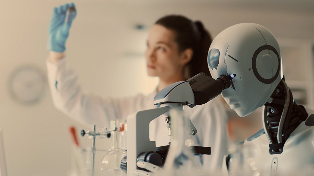 Ein Roboter blickt durch ein Mikroskop, während ein Wissenschaftler im Hintergrund ein Reagenzglas hochhält – in einem Labor, das mit Glasgeräten und wissenschaftlichen Instrumenten ausgestattet ist.