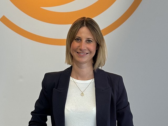 Sabrina Schmitz vor dem BKK Logo