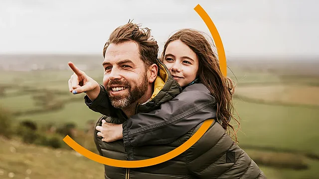 Vater trägt Tochter auf dem Rücken