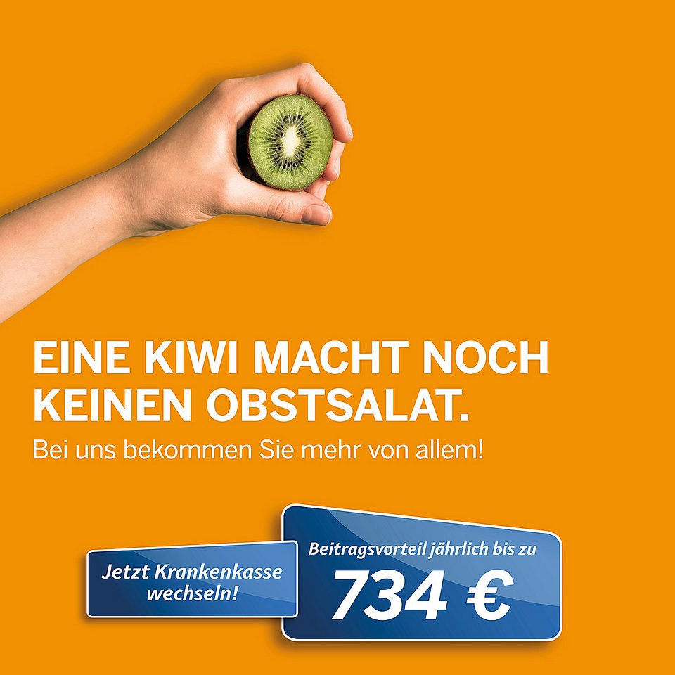 Eine Hand hält eine halbe Kiwi vor einem orangefarbenen Hintergrund mit deutschem Text über Einsparungen bei der Krankenversicherung.