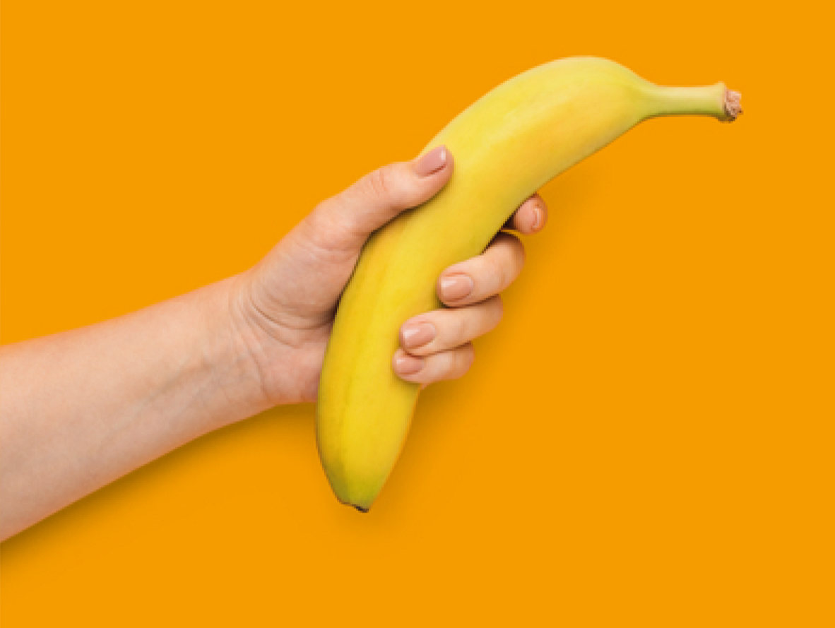 Hand hält Banane vor orangefarbenem Hintergrund mit Text zu Gesundheitsvorteilen und Ersparnis bei BKK firmus.