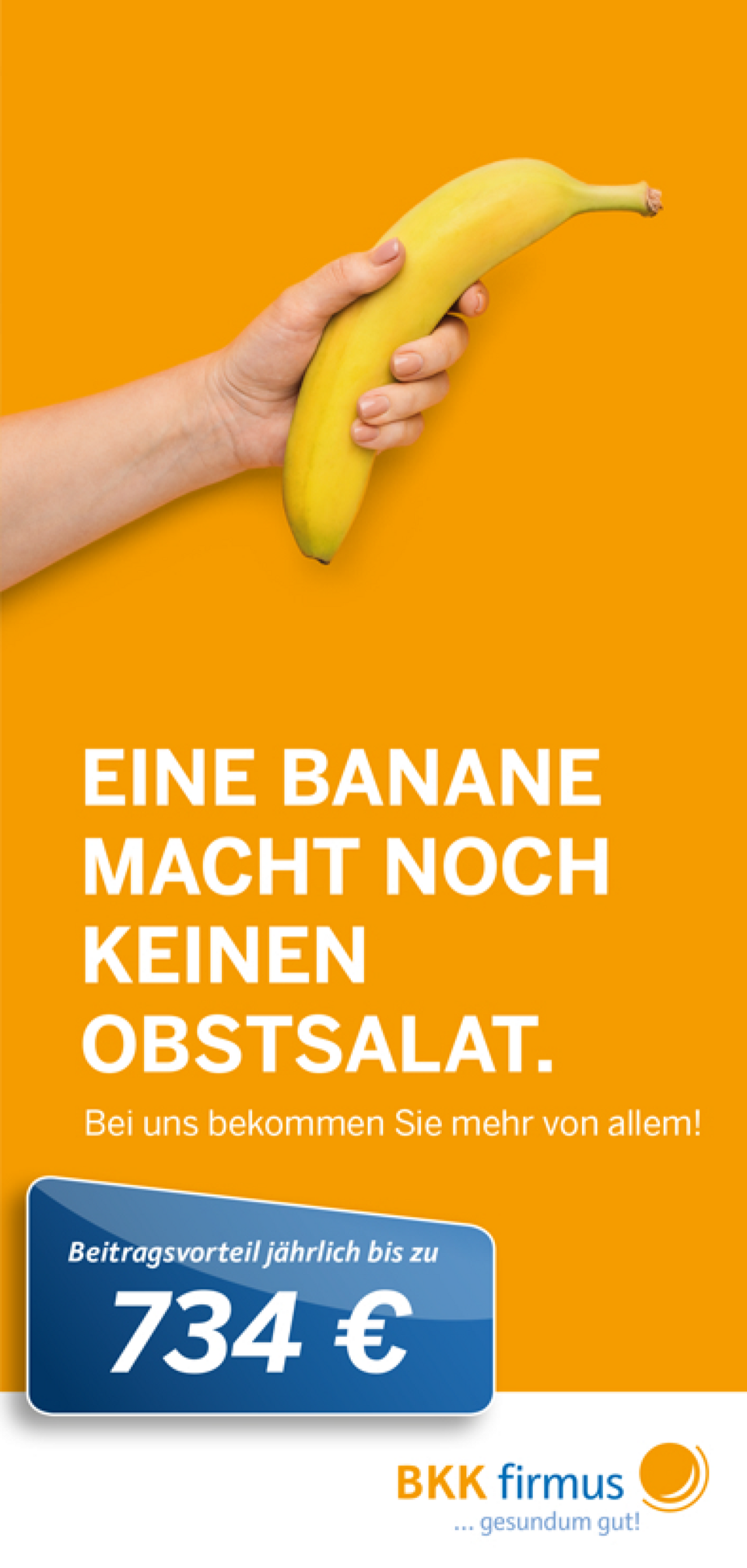 Hand hält Banane vor orangefarbenem Hintergrund mit Text zu Gesundheitsvorteilen und Ersparnis bei BKK firmus.