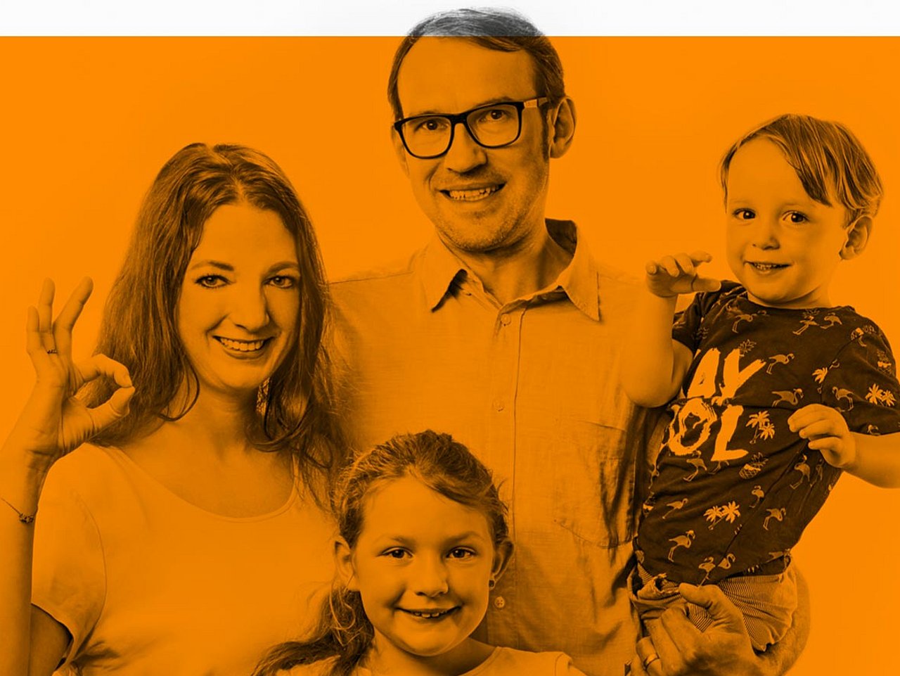 Eine lächelnde vierköpfige Familie steht zusammen mit dem Text Gesundheit ist orange BONUS und dem Logo der BKK firmus.