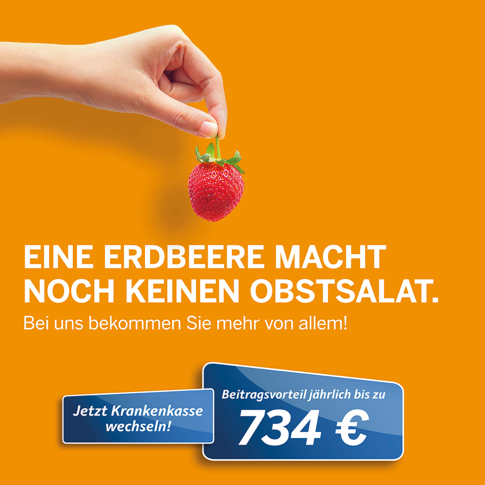 Eine Hand hält eine Erdbeere über einem Text über Krankenversicherungsleistungen und jährliche Einsparungen auf einem orangefarbenen Hintergrund.