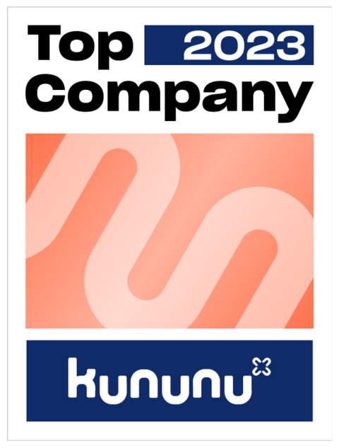 kununu Top Company 2023 Auszeichnungsplakette mit der Aufschrift Top Company 2023 und kununu mit einem abstrakten orange-rosa Hintergrunddesign.