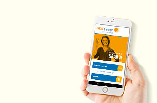 Eine Hand hält ein Smartphone, auf dem der Anmeldebildschirm einer App vor einem hellen Hintergrund angezeigt wird.