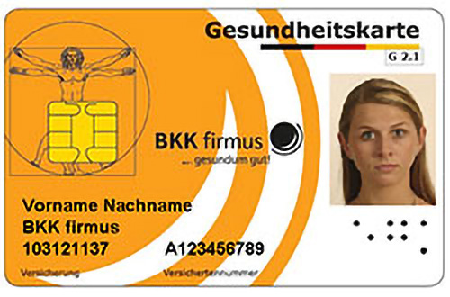 Deutsche Krankenversicherungskarte mit dem Foto einer Frau, Chip und persönlichen Angaben auf orange-weißem Hintergrund.