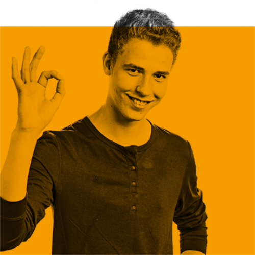 Junger Mann, der lächelt und eine OK-Handgeste macht, mit orangefarbenem Hintergrund.