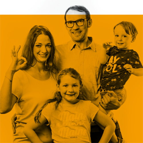 Lächelnde vierköpfige Familie, die zusammen posiert, mit einer orangefarbenen Überlagerung auf dem Bild.