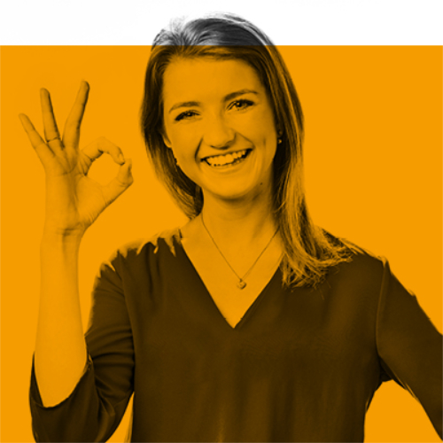 Lächelnde Frau, die eine OK-Handgeste macht, überlagert von einem orangefarbenen Filter.