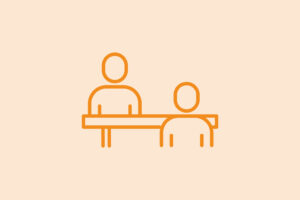 Orangefarbene Strichzeichnung von zwei Personen, die sich an einem Tisch gegenüber sitzen, vor einem hellbeigen Hintergrund.