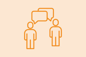 Zwei einfache orangefarbene Strichzeichnungen von Personen, die einander gegenüberstehen und über deren Köpfen sich Sprechblasen überlappen, was auf ein Gespräch oder eine Kommunikation hindeutet, vor einem hellbeigen Hintergrund.