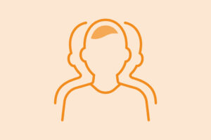 Drei sich überlappende, schematisch dargestellte Menschenfiguren mit orangefarbenem Umriss, wobei die mittlere Figur im Vordergrund und die beiden anderen im Hintergrund stehen, auf hellbeigem Hintergrund.