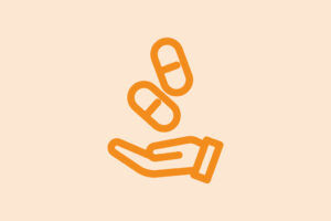 Orangefarbene Umrisse einer Hand, über der zwei Kapseln oder Tabletten zu sehen sind, auf hellbeigem Hintergrund.