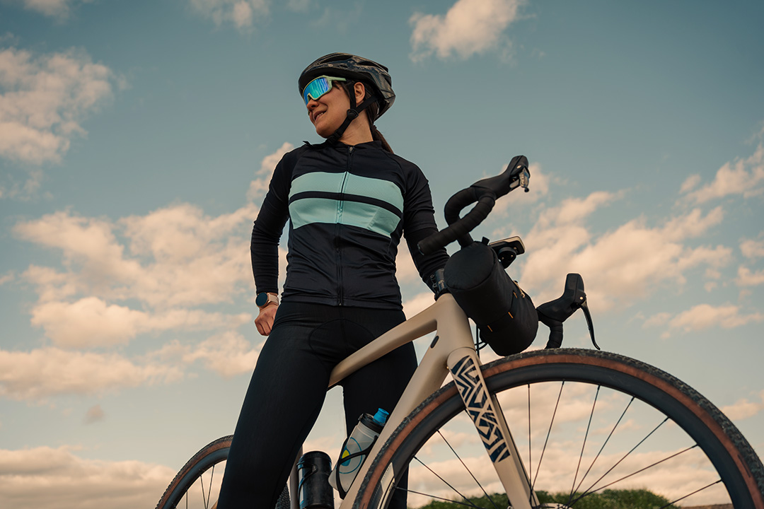 Aktive Frau macht eine Pause auf dem Fahrrad