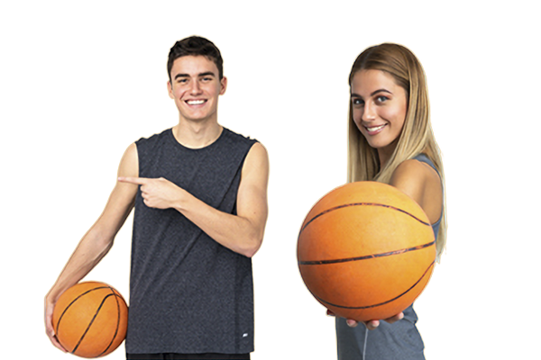 Ein lächelnder Mann zeigt auf eine Frau, die einen Basketball in der Hand hält, beide schauen in die Kamera vor einem schlichten Hintergrund.