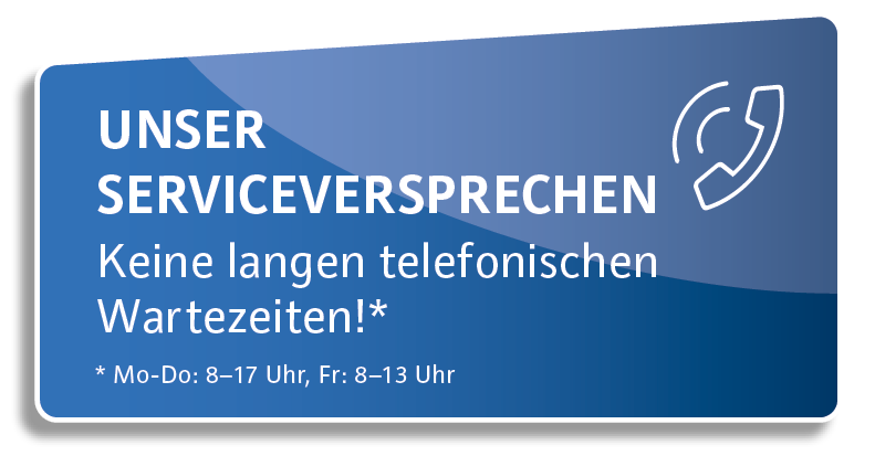 Blaues Schild mit einem Telefonsymbol und deutschem Text, der kurze Wartezeiten verspricht und die Servicezeiten angibt.