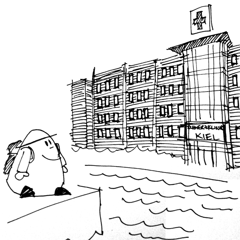 Eine Zeichentrickfigur mit einem Rucksack steht am Wasser und blickt auf ein großes Krankenhausgebäude mit der Aufschrift Kiel.
